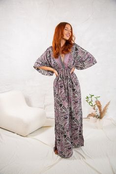 Embrace your bohemian side with our stunning purple and black floral kaftan maxi dress.  With its 3/4 length sleeves and high waistline, this kaftan will flatter your figure and create a flowy silhouette.  The V-neckline on both the front and back adds a touch of femininity, while the ties at the back of the neck and the side slits create a flattering silhouette. Made from high-quality materials, this kaftan is both comfortable and stylish. The elasticated waistband ensures a perfect fit, while Purple Kaftan, Boho Wedding Guest, Romantic Nights, Dress Boho Wedding, Maxi Dress Boho, Chic Fashionista, Kaftan Maxi Dress, Goddess Dress, Rich Purple