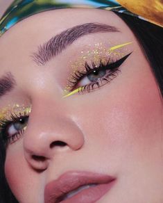 Maquillage Yeux Cut Crease, Neon Makeup, Rave Makeup, Eye Makeup Pictures, Smink Inspiration, Makijaż Smokey Eye, Eye Makeup Designs, Makeup Eye Looks