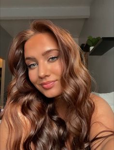 Strawberry Blonde Dyed Hair, Blonde Dyed Hair, Blonde Hair For Brunettes, Latina Hair, Red Blonde Hair, Dark Brunette Hair, Honey Brown Hair, Brunette Hair With Highlights, Dyed Hair Inspiration