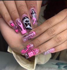 Scream Nails Coffin, Nail Ideas Scream, Valentines Scream Nails, Scream Nails Pink And Black, Ghostface Valentine Nails, Pink Scream Nails Short, Scream Nails Acrylic Short, Ghost Face Valentines Day Nails, Ghostface Acrylic Nails