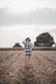 http://melonkiss.com/ Converse With Dress, Grow Sunflowers, Wardrobe Brown, Wild Sunflower, A Happy Girl, Sunflower Patch, Cute Country, In The Middle Of Nowhere, Beautiful Trees