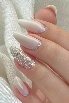 #simple #nail #esmatacao #gelnail #unha #branco #whitenail #unhabranca #glitter #facil Glitter Tips, White And Silver Nails, Bride Nails, Sparkly Nails, New Year's Nails, Silver Nails, Short Styles