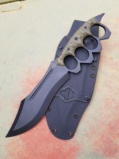 Bowie Trench knife | McDaniel Knives Brass Knuckle Knife, Knuckle Knife, Brass Knuckle, Trench Knife, Pretty Knives, Essential Kitchen Tools, Kydex Sheath, Tactical Survival