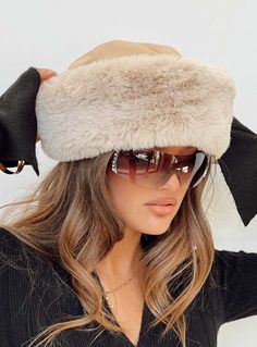 Faux fur hat 100% polyester Fully lined, non-stretch White Fluffy Bucket Hat Outfit, Faux Fur Headband Outfit, Stylish Winter Hats For Women, Women’s Winter Hats, Scarf Over Hat, Material Board Fashion, Winter Outfits With Hats, Fluffy Bucket Hat Outfit, Hat Hairstyles Long Hair