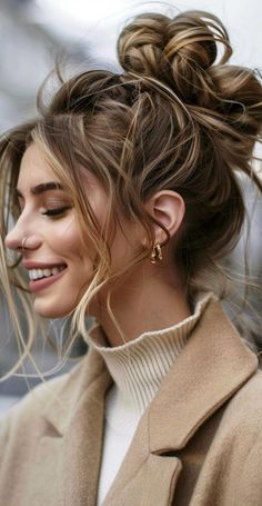 Uncover the simplicity and style of 30 messy bun options for long hair. These hairstyles are perfect for those looking to combine elegance with ease. Messy Bun Styles, Prom Buns, Haircuts For Long Hair With Layers, Formal Hair, Bun Styles, Messy Buns, Messy Short Hair, Hair 2024