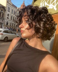 Curly Hairstyles Chin Length, Short Curly Bob Blonde, Rounded Curly Bob, Curly Bob No Bangs, 2c Short Haircut, Short Curly Hair 2c, Short Curly Hair Bob Natural Curls, Short 2b Hair, Curly Layered Bob With Bangs