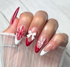 Unique Red Nails Design, Cute Christmas Almond Nails, White And Red Almond Nails, Nails Idea Christmas, Winter French Tip Nail Designs, Christmas Stellio Nails, Christmas Stilleto Nail, 3d Nail Art Christmas, Red Nail Designs Winter