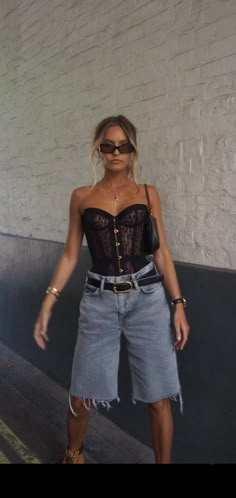 Denim Shorts Dressy Outfit, Corset Top Street Style, Jean Shorts Club Outfit Night, Going Out To The Bar Outfits Night, Bermuda Shorts Outfit 2024, Shorts Bar Outfit, Leather Short Outfits Summer, Local Concert Outfit, Summer Going Out Outfit Bar