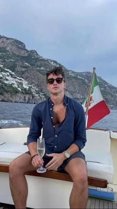 European Outfits, Vacation Outfits Men, Beach Outfit Men, Cute Beach Outfits, Holiday Outfits Summer, Summer Boats, European Men, Outfits Hombre, Boating Outfit