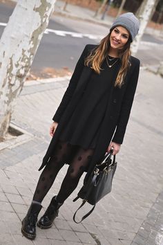 T Shirt Dress In Winter, Doc Outfits, Outfits Timeless, Doctor Martens, Trendy Taste, Stile Casual Chic, Doc Martens Outfit, Tunic Dresses, Sweater Dress Outfit