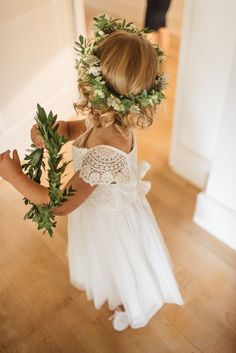 La petite demoiselle d’honneur portera une robe blanche. Yellow Flower Girl Dresses, Vintage Flower Girls, Flower Girl Dresses Vintage, White Flower Girl Dresses, Flower Girl Hairstyles, Wedding Flower Girl, French Wedding, Bridesmaid Flowers, Wedding Attire