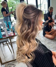 Chic and Sleek: Classic Ponytail Hairstyles with a Modern Twist Half Up Ponytail, Prom Hair Ideas, Cute Prom Hair, Up Ponytail, Wedding Ponytail Hairstyles, Classic Ponytail, Bridesmaid Hair Inspo, Wedding Ponytail, Bridal Hair Half Up