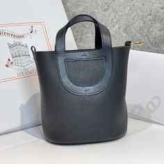 In the loop-18cm waxed thread
The wrist and bottom buttons incorporate classic pig nose elements, which are very recognizable
Pig nose ring buckle  can adjust the shape of the bag
Casual suits can be worn casually Casual Suits, Pig Nose, Lv Purse, Vegetable Basket, Lv Shoes, Lv Handbags, Lv Belt, Basket Bag, Lv Wallet