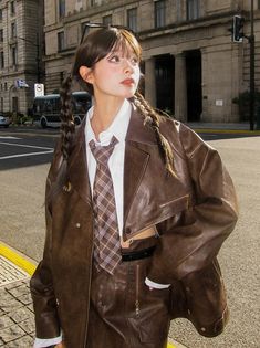 ❤︎ Veste en cuir rétro à motifs peints à l'huile + jupe en cuir❤︎ Retro Leather Jacket Outfit, How To Style Leather Jacket, Masculine Women Fashion, Painting Outfit, Outfit With Tie, Patterned Jacket, Jacket Sleeves, Girl Tribe, Forest Girl