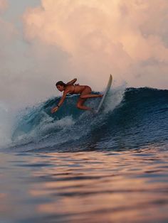 Surfing Vibe, Women Surfing, Surfing Girls, Surf Training, Wave Photography, Surfer Vibes, Girl Surfing, Surfing Aesthetic, Girl Surfer