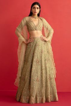 Lehenga Dupatta Draping Style Net, Net Dupatta Draping Styles, Lehenga Dupatta Style, Dupatta Draping Style, Lehenga Dupatta Draping Style, Dupatta Draping Styles, Plain Lehenga, Dupatta Draping, Ridhi Mehra