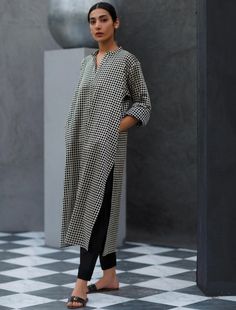 Winter Fashion Indian Wear, How To Style Indian Suit In Winters, Smart Kurti Designs, Work Wear Indian, Winter Pakistani Dresses Casual, Women Office Outfits, Stylish Kurtis Design, Simple Kurta Designs, Pakistani Fashion Casual