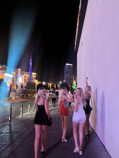 Chicago Clubbing Outfits, Las Vegas Clubbing Outfits, Zante Outfits Party, Club Outfits Vegas, Fancy Night Out, Las Vegas Friends Aesthetic, Las Vegas Dresses, Night Out Asthetics Photos, Aesthetic Night Out