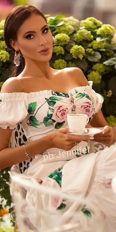 Coffee Girl, Style Instagram, Floral Fashion, Female Images, Celebrities Female, Off Shoulder Blouse, One Shoulder Formal Dress, Off Shoulder Dress, Strapless Dress