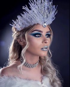 Ice snow queen crown costume makeup look inspiration by @jadelaurenharrison and @christophernewtonphotography Snow Queen Outfit, Snow Queen Crown, Snow Queen Makeup, Makeup Looks Winter, Crown Costume, Ice Snow