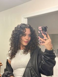 Curly Hair Layers With Curtain Bangs, Curl Hair Curtain Bangs, Curly Hairstyles Layers Medium, Brown Curly Hair Shoulder Length, Mid Length Curly Hair With Curtain Bangs, Mid Length Layered Curly Hair, Curly Haircuts Curtain Bangs, Curly Hair 2c Haircuts, Curly Hair Inspo Cut