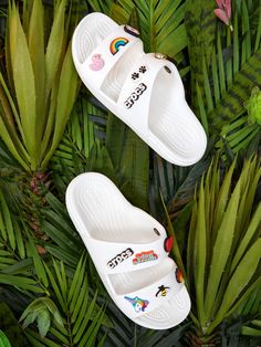 Si vous recherchez des chaussures sans fioritures prêtes à vous amuser au soleil, ces sandales classiques entièrement blanches de Crocs sont tout ce dont vous avez besoin. Ils sont parfaits pour la piscine ou toute autre sortie estivale. Crock Shoes Outfit, Crocs Shoes Women, Womens Crocs, Crocs Slides, Crocs Slippers, Slides Outfit