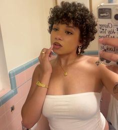 How To Dress With Short Hair, Cute Curly Pixie Hairstyles, Short Curly Hair Afro, Shaved Curly Hair, Curly Pixie Haircut, Pixie Cut Curly Hair, Short Curly Cuts, Curly Pixie Haircuts