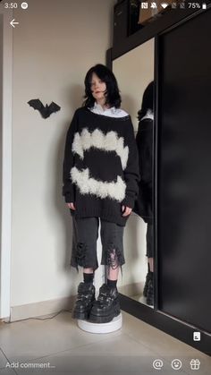 Korean Casual Outfits, Winter Fit, Goth Look, Altering Clothes, Alt Fashion, Fashion Graphic, Aesthetic Fashion, Fashion Sense, Alternative Fashion