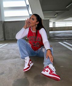 How To Style A Basketball Jersey Women, Basketball Outfit For Women Fashion, Basketball Outfit For Women, Male Athletes, Jersey Fits, Jordan 1 Sneakers, Nba Game, Jordan Jersey