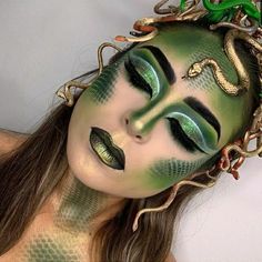 Medusa head makeup look Clever Halloween, Halloween Tattoo, Halloween Costume Outfits