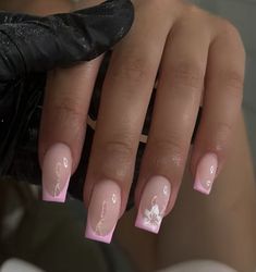 Pink Flower Nails Coffin, White French Tip Pink Flowers, Flower On Ring Finger Nails, Latest Nails Design, Color French Tip Nails Summer, Holiday Inspo Nails, Summer Nails French Tip Square, Birthday Nails Inspo Short Pink, French Nail Flower