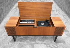 an old record player and radio in a wooden case