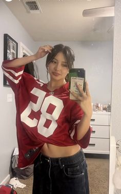 Pakaian Hipster, Tomboy Femme, 사진 촬영 포즈, Jersey Outfit, Tomboy Outfits, Cute Outfit, Really Cute Outfits, Football Jersey, Looks Style