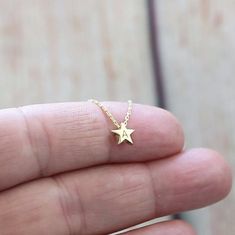 14k Gold Initiale Stern Halskette-Personalisierte - Etsy.de Dainty Initial Necklace, Star Necklace Gold, Name Necklaces, Cary Nc, Jewelry Accessories Ideas, Dope Jewelry, Funky Jewelry, Jewelry Lookbook, Golden Girls