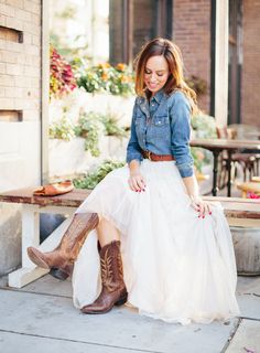 Sydne-Style-what-to-wear-to-a-western-wedding-tulle-skirt-denim-shirt-brides-cowboy-boots Rustic Chic Wedding Dress, Country Chic Wedding Dress, Country Wedding Outfit, Rok Tile, Vestidos Country, Country Chic Dresses, Country Style Dresses, Country Style Wedding Dresses, Mode Country