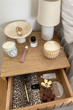 Ig @mikaelasundlov Cozy Side Table, Beauty Table Aesthetic, Nightstand Ideas Aesthetic, Room Ideas Minimal, Nightstand Decor Aesthetic, Nightstand Aesthetic, Bedside Table Decor, Nightstand Organization, Bedside Drawers