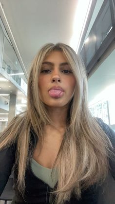 Hair Appointment Inspiration, Highlights Blonde Brown Hair, Medium Blonde Hair Highlights, Dark Brown Eyes With Blonde Hair, Beige Blonde Hair On Tan Skin, Blonde With Dark Features, Hair Inspo Blonde Balayage, Blonde Highlights Ideas For Brunettes, Light Blonde Balayage On Dark Hair