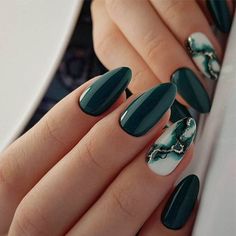 Emerald green nails and emerald green nail designs to try Dark Green Nail Polish, Nagellack Trends, Nail Colors Winter, Green Nail, Nail Polish Trends, Fall Acrylic Nails, Her Nails