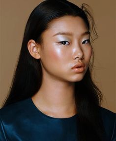 Maquiagem para noiva: para todos os tipos de pele e estilos de casamento Dewy Makeup, Asian Makeup, Beauty Editorial, 영감을 주는 캐릭터, 인물 사진, Beauty Photography, Beauty Inspiration