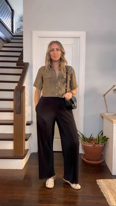 Outfit with a Cropped Shirt & Flowy Black Pants - Michelle Tomczak Blog Black Flowy Pants Outfit, Flowy Black Pants, Flowy Pants Outfit, A Week Of Outfits, Week Of Outfits, Linen Pants Outfit, Casual Chic Summer, Cropped Linen Pants, Yellow Handbag