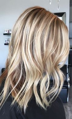 beige and honey blonde highlights Blond Hairstyles, Blond Beige, Beige Blond, Top Hairstyles, Ash Blonde, Great Hair, Blonde Hair Color