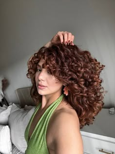 Imagem ilustrativa * Reprodução: Pinterest Curly Hair Haircolour, Brown Red Copper Hair Color Curly, Brown Cooper Curly Hair, Honey Copper Curly Hair, Curly Brown Copper Hair, Brown Curly Hair Copper Highlights, Brown Copper Hair Color Curly, Dark Copper Red Curly Hair, Copper On Curly Hair