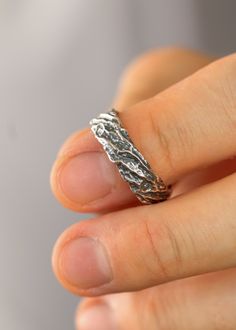 Se dice que el anillo celta infinito con un patrón continuo e interminable representa los caminos eternos de la vida .

 El patrón en bucle continúa infinitamente, lo que se cree que simboliza la eternidad de la vida .

 Anillo de plata hecho a mano

 Tiempo de procesamiento 

1-3 días hábiles Rustic Ring For Anniversary, Silver Nature-inspired Jewelry For Formal Occasions, Rustic Anniversary Jewelry Ring, Formal Sterling Silver Nature-inspired Rings, Nature-inspired Sterling Silver Rings For Formal Occasions, Nature-inspired Sterling Silver Rings For Formal Events, Nature-inspired Rings With Polished Finish, Nature-inspired Polished Ring Jewelry, Rustic Silver Promise Ring