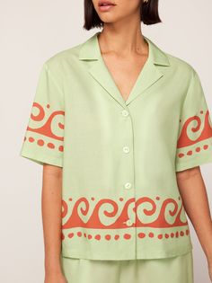 Breeze through summer in Cammy, a retro-inspired bowling shirt of our dreams in a breezy linen fabrication. Featuring notched collar detail with a casual boxy fit in a Pistachio green hue. Details Collared neckline Short sleeves Button front Relaxed fit Fit & Measurements Model is 5’7” and wears a size UK 8 UK size 8 measures 63cm/26in in length, bust 111cm/46in, waist 111cm/46in Fabric & Care 80% LENZING TENCEL™ LYOCELL, 20% LINEN Machine Wash Cold Or Dry Clean Bowling Shirt, Pistachio Green, Wave Print, Printed Trousers, Skirt Co Ord, Bowling Shirts, Denim Flares, Notched Collar, Trending Dresses