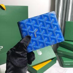 Goyard ♛ Wallet Must-have item for daily collocation
G0YARD (Goya) was established in 1853 and has a history of more than 160 years. The fabric is made of hemp, cotton and hemp fibers, and then coated with glossy aldose. It is waterproof, strong and durable. It is popular among stars, royal families, The favor of the nobles 
Custom-made smooth leather with exclusive wallet ✅Diagonal stitching is perfect✅The inner yellow part is custom-made top layer cowhide【⚠️Non-superfiber❌Non-split leather❌】 Goyard Men, Goyard Wallet, Lv Purse, Basketball Clothes, Men Wallet, Commuter Bag, Lv Belt, Lv Handbags, Lv Wallet