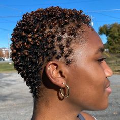 Extra-Short Natural Cut with Highlights Short Afro Styles, Natural Golden Blonde, Combover Hairstyles, Short Natural Curls, Natural Hair Highlights, Short Textured Hair, Natural Hair Woman, Short Natural Hair, Hair Goal