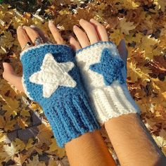 🌟Crochet star pattern mittens with matching colors🌟 You will receive 2 pairs of gloves that complement each other, ideal as a gift for your friend, boyfriend, brother/sister! 🎁 They are made of 100% acrylic wool, which ensures softness and warmth to the gloves. Perfect to be tuned during the winter🌨️!! They are handmade in a non-smoking, pet-free environment. 🌷What colors do I choose them in? We offer you a varied choice of colors. You can select two (one primary and one secondary), one wil Couple Fall Outfits, Crochet Star Pattern, Crochet Star Patterns, Couple Matching Outfits, Crochet Star, Crochet Stars, Crochet Mittens, Mesh Laundry Bags, Crochet Gloves