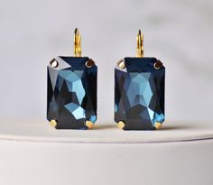 Atemberaubende neue Ohrringe mit echtem Swarovski Strass. Die Juwelen sind ein schönes Montana-Marineblau in der Farbe und im Achteckschliff. Sie sind 27 mm lang und von Hand in vergoldeten Fassungen gesetzt Gewünschte Farbe beim Checkout auswählen. ** Nickel und bleifrei.** Montana Sapphire Drop Earrings, New Earrings, Crystal Drop, Rhinestone Earrings, White Opal, Plate Sets, Crystal Rhinestone, Montana, Jewelry Earrings Dangle