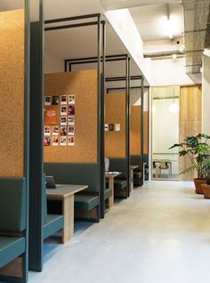 an empty room with several tables and chairs in it, all lined up against the wall