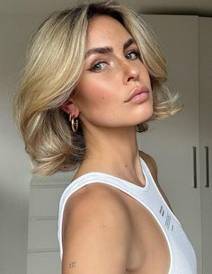 Short Blonde Bobs, Blonde Bob Hairstyles, Short Hairstyles For Thick Hair, Trending Haircuts, Short Blonde, Short Blonde Hair, Hair Envy, Short Bob Hairstyles, Blonde Highlights